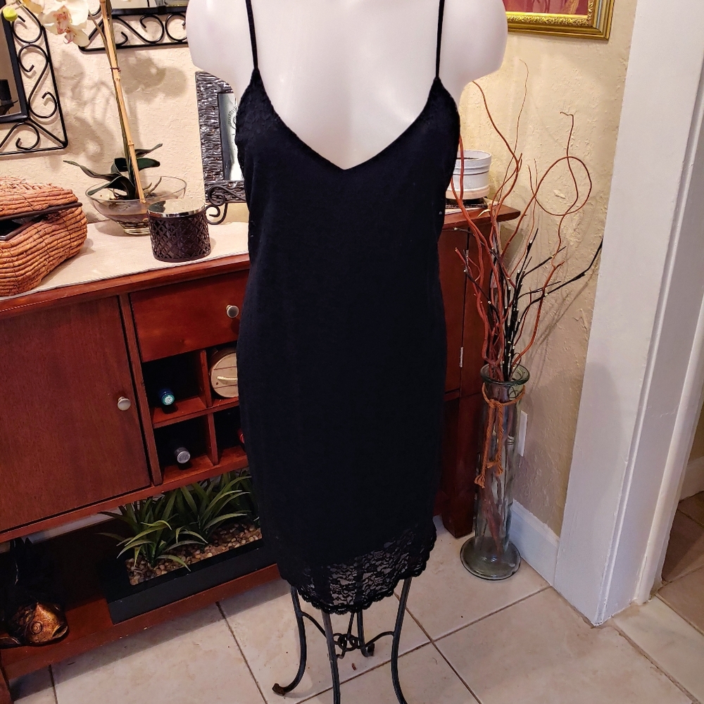 Victoria's Secret fully-lined lace blk dress